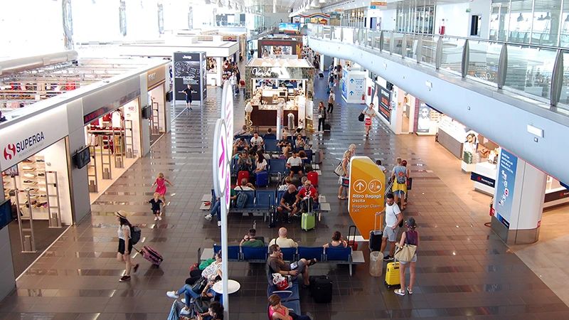 Interior de la terminal.